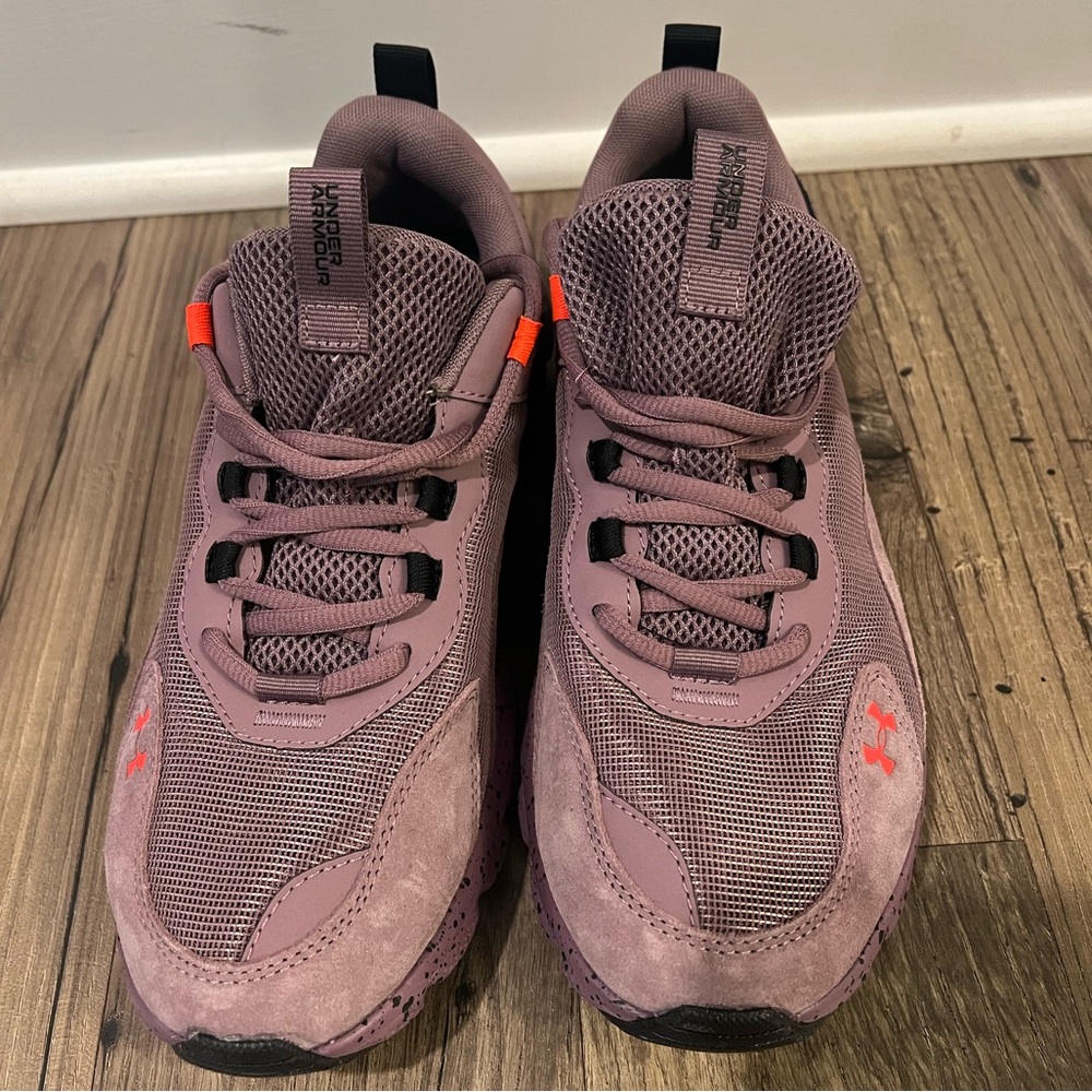 Women’s Under Armer sneakers/Charged Verssert Speckle/ size 10